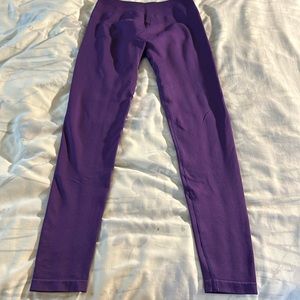 Aurola seamless scrunch leggings in color Petunia. Size Medium. No size tags.